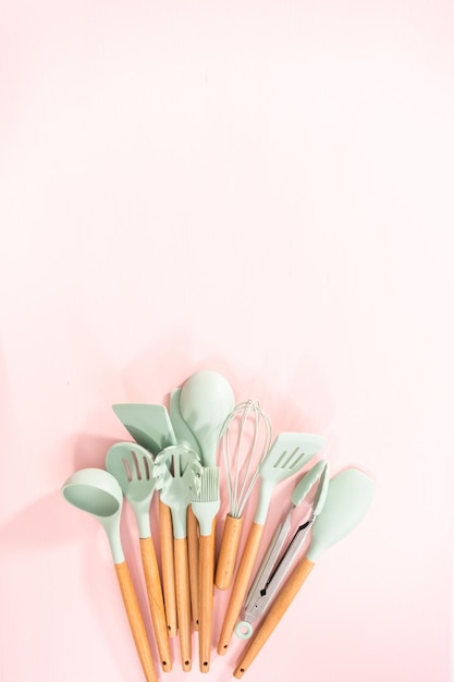 Kuchenne przybory na pastelowym tle
